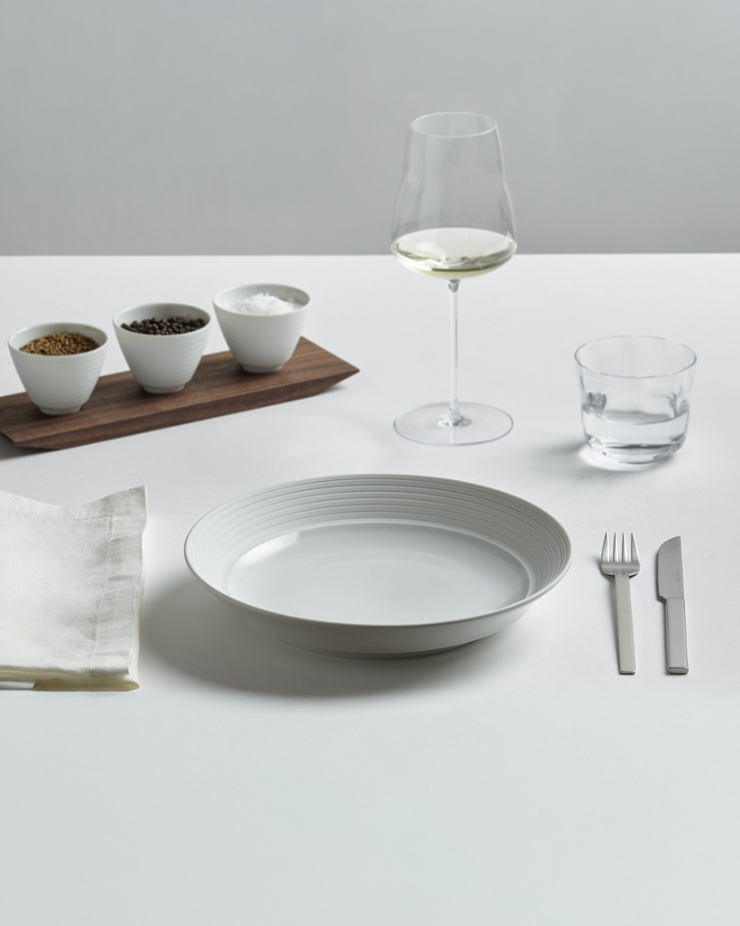 Shallow Plate, High Rim