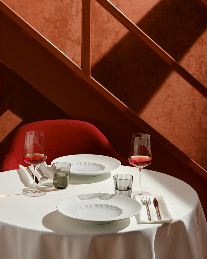 Rimmed Plate with Structured Well