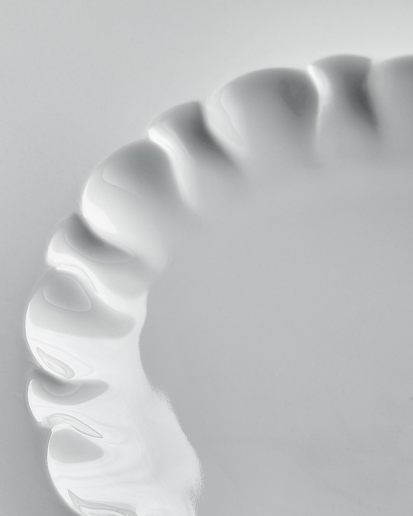 Teller mit Rand und strukturiertem Spiegel