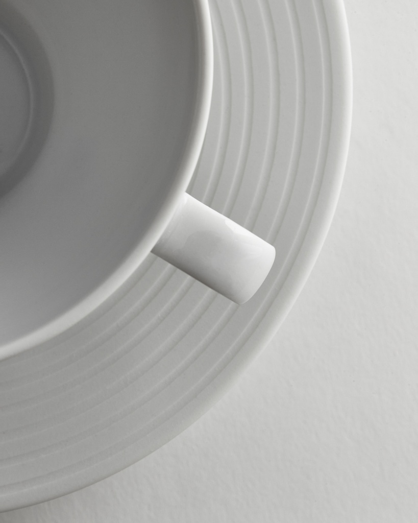 Kaffee- und Teetasse mit hohem Unterteller Ø165