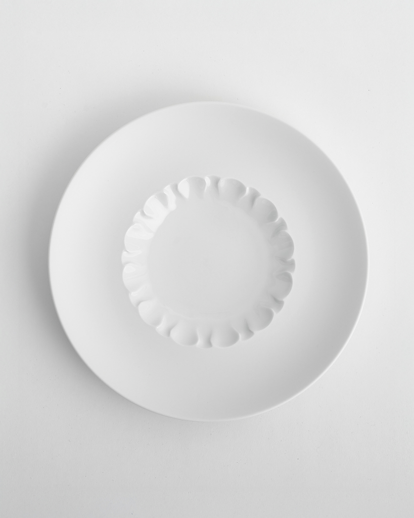 Rimmed Plate with Structured Well